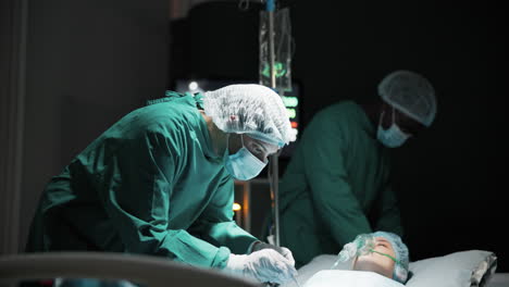 procedimiento quirúrgico en la sala de operaciones