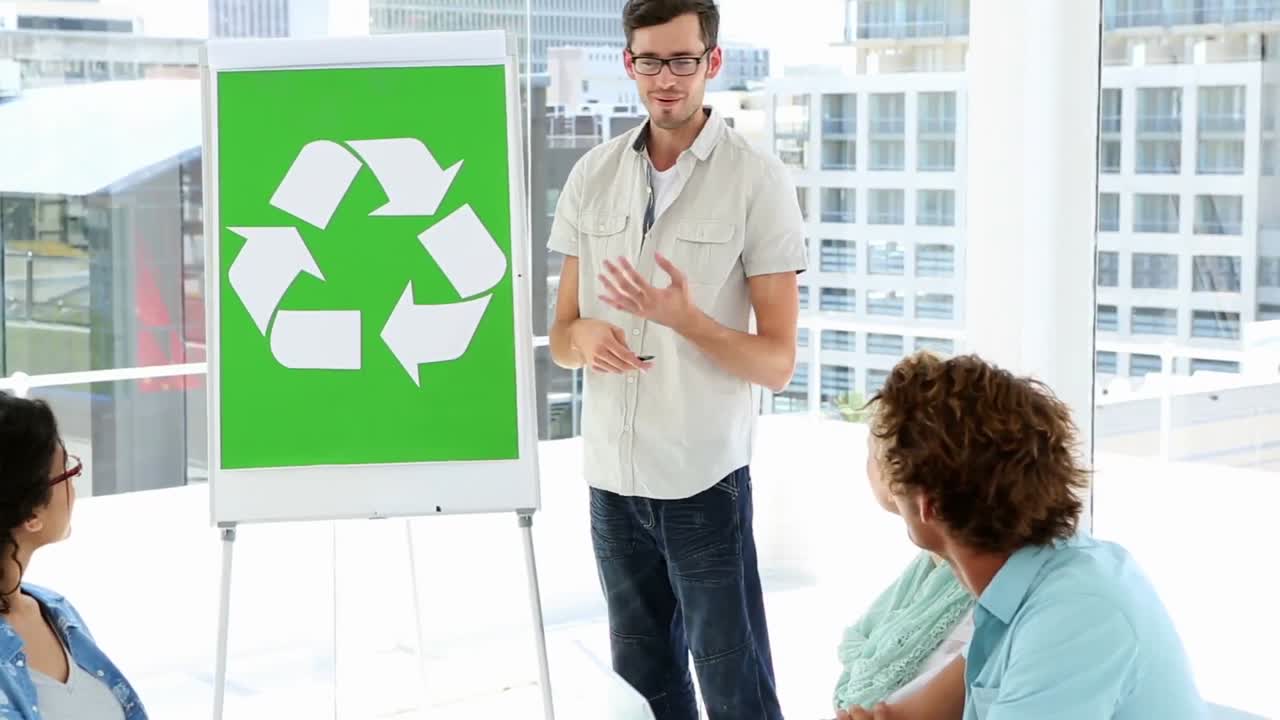 el hombre presenta un plan de concienciación ambiental a sus colegas.