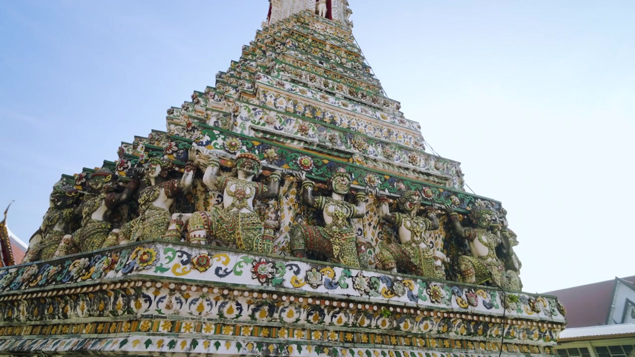 Chân đế trang trí công phu của Wat Arun, với những bức tranh khảm hoa văn tinh xảo và các hàng tượng thần hộ mệnh huyền thoại. Cận cảnh, quay vòng quanh.