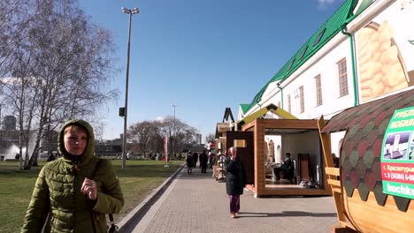 mercado al aire libre con cabinas de madera en un parque de la ciudad