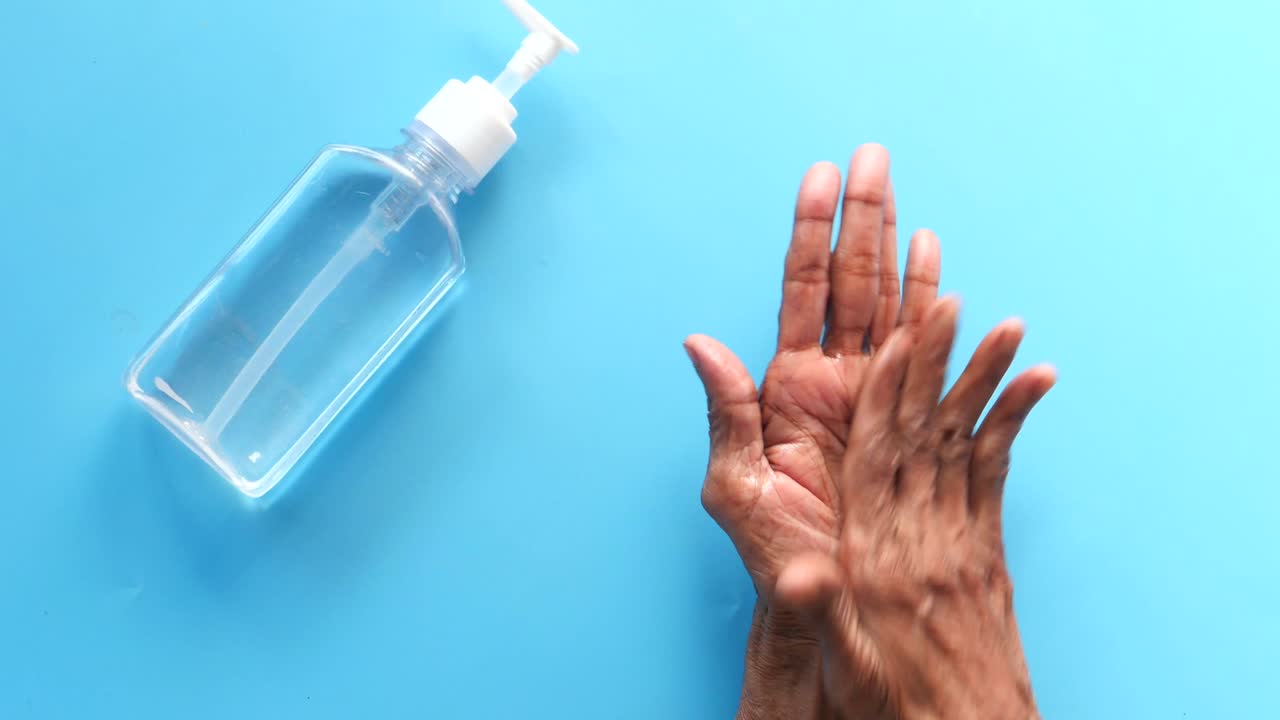 lavarse las manos con desinfectante