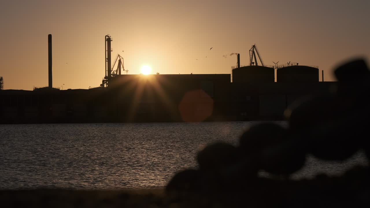 아르후스 도크에서 해가 뜨고 오렌지색 하늘과 함께 평온한 바다 물