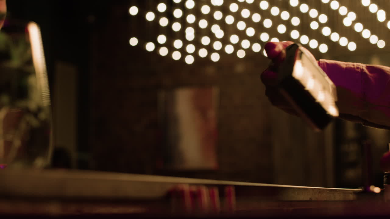 음료를 지불하는 여자