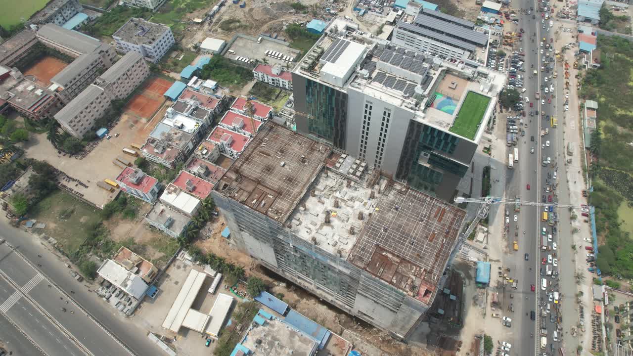 un video aéreo que muestra la ciudad de chennai con una gran área en construcción