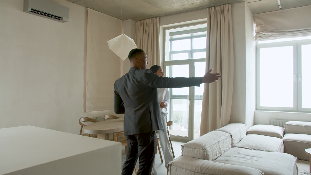 agente de bienes raíces mostrando una casa