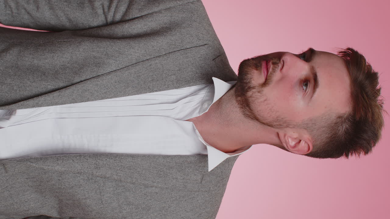 젊은이가 손가락을 입술에  ⁇ 러 침 ⁇ 을 지시합니다. 신호는 비밀을 말하지 않습니다.