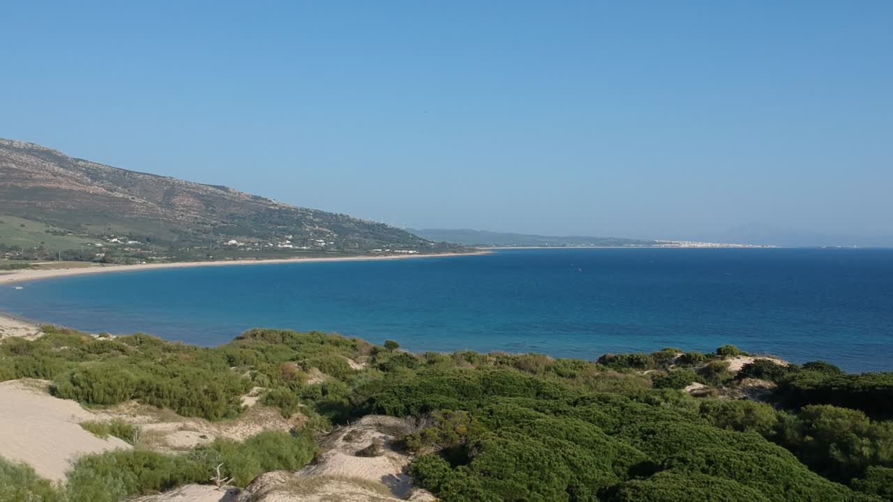 vistas aéreas de playas con olas tranquilas y relajantes a lo largo de la orilla