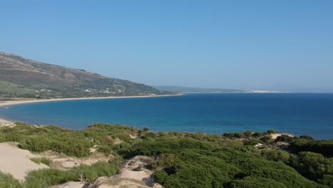 Vistas-Aéreas-De-Playas-Con-Olas-Tranquilas-Y-Relajantes-A-Lo-Largo-De-La-Orilla