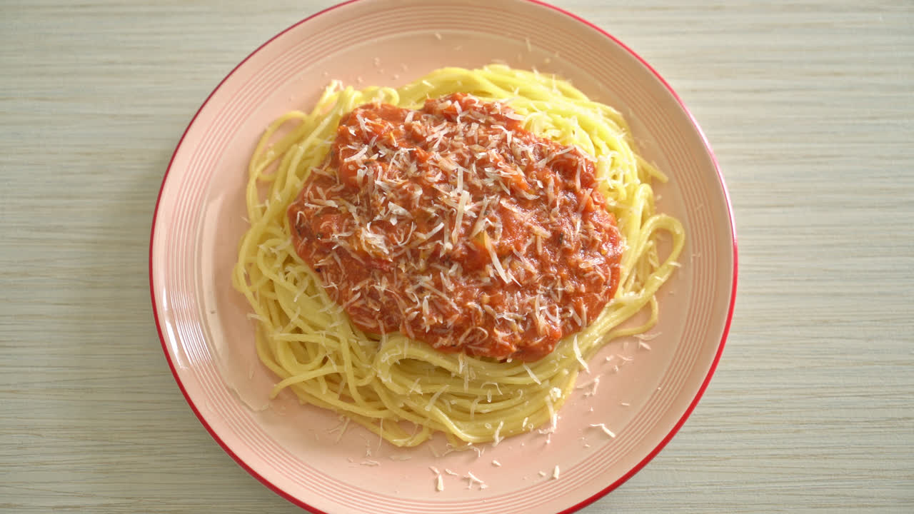 파마산 치즈를 곁들인 돼지고기 볼로네제 스파게티 - 이탈리아 음식 스타일