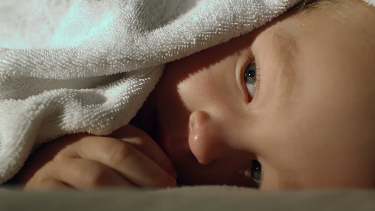 Bambino coperto dall'asciugamano