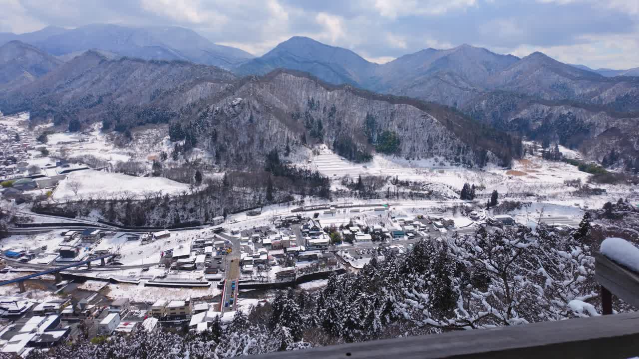el santuario de yamadera mirando sobre la prefectura de yamagata en invierno, norte de japón 4k