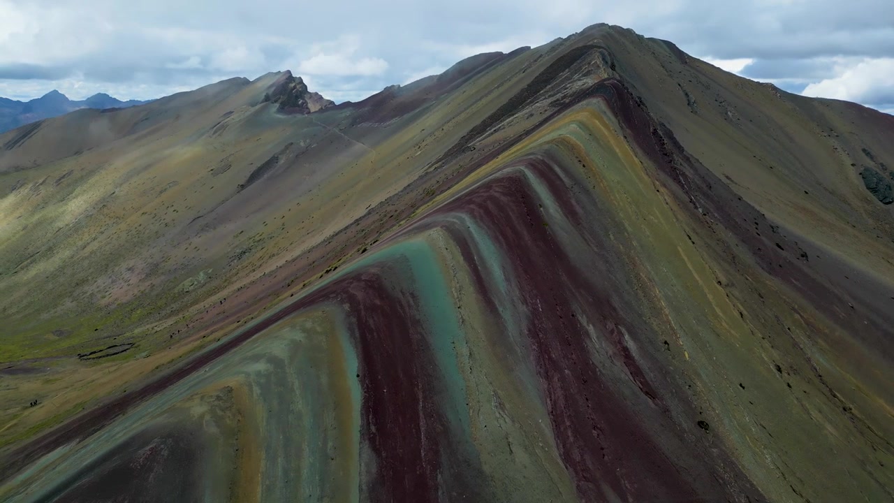 Vinicunca o Winikunka, anche chiamata la montagna dei sette colori, montagna arcobaleno o montagna dei colori; la gente del posto la chiama Cerro Colorado.