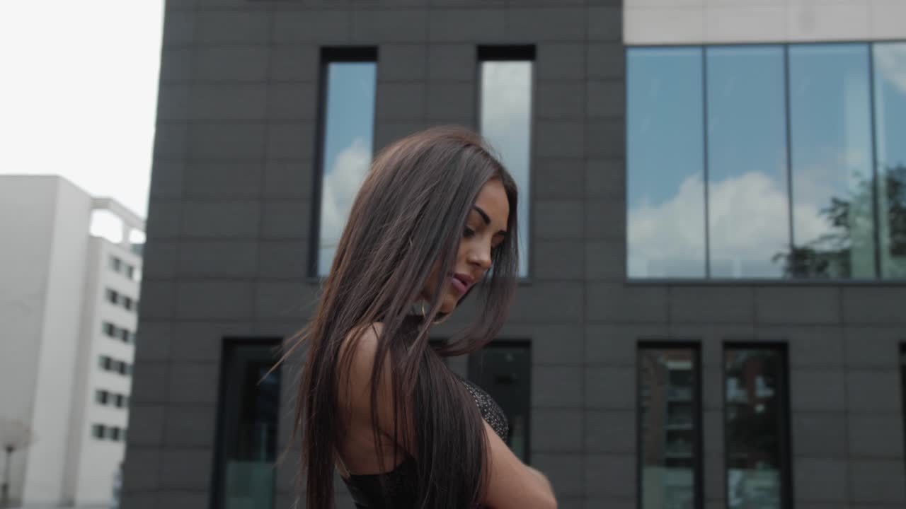 bella modelo morena posando en una ciudad