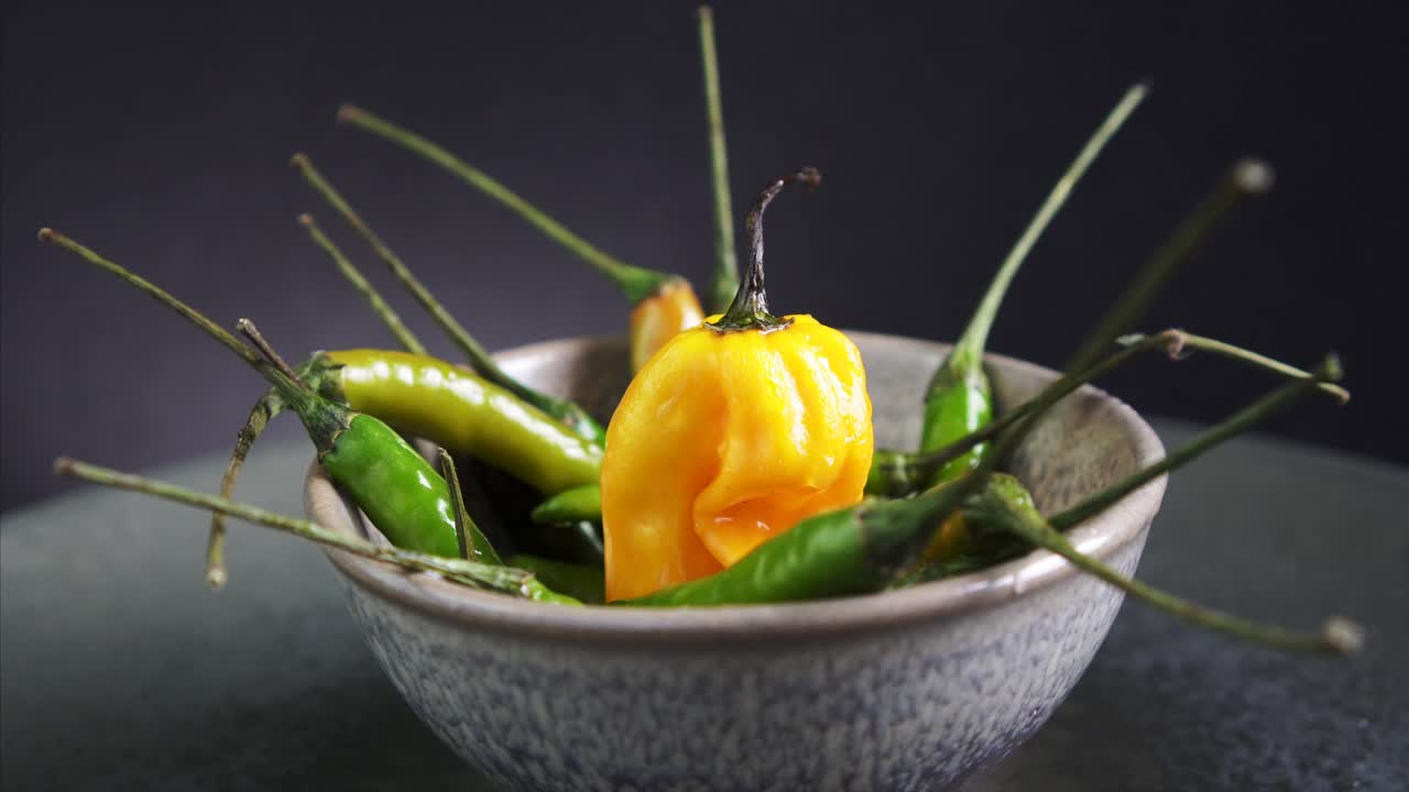 중간에 신선한 캐롤라이나 사신과 함께 회전하는 칠리 페퍼의 극단적인 클로즈업