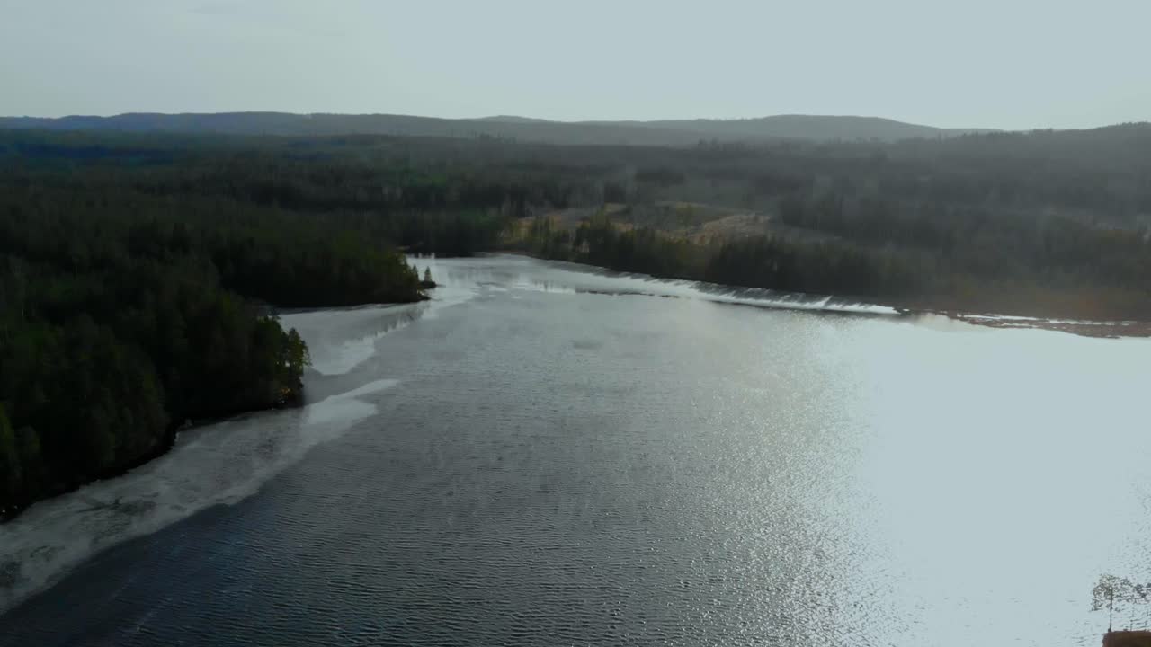Droneskud af vinden på en sø i naturen.