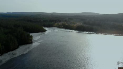 Toma-De-Drones-Del-Viento-En-Un-Lago-En-La-Naturaleza.