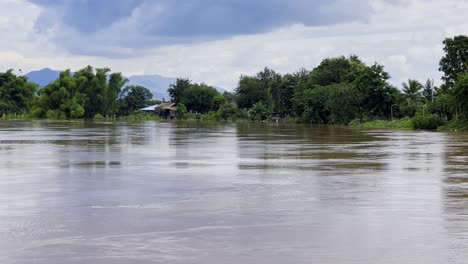 río fangoso marrón en alto nivel después de fuertes lluvias en las zonas rurales de tailandia