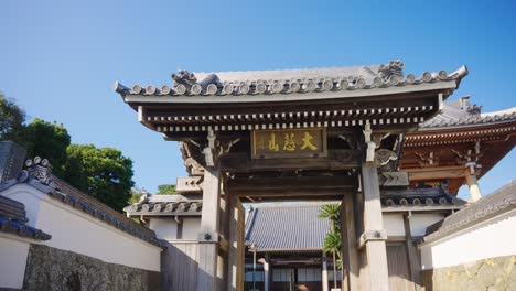 templo japonés, caminando hacia adelante en boncho-ji en mie, japón