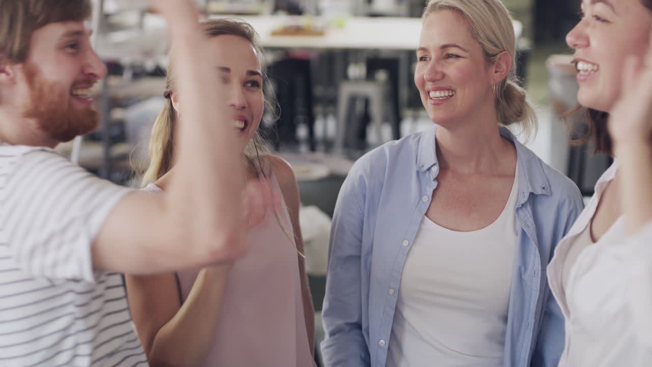 성공을 축하하는 팀