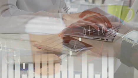 animación del procesamiento de datos financieros y estadísticas sobre la mujer caucásica usando computadora portátil