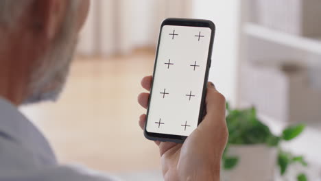 anciano usando un teléfono inteligente pantalla verde teniendo video chat agitando la mano disfrutando de chatear en línea comunicación móvil en pantalla de tecla croma orientación vertical