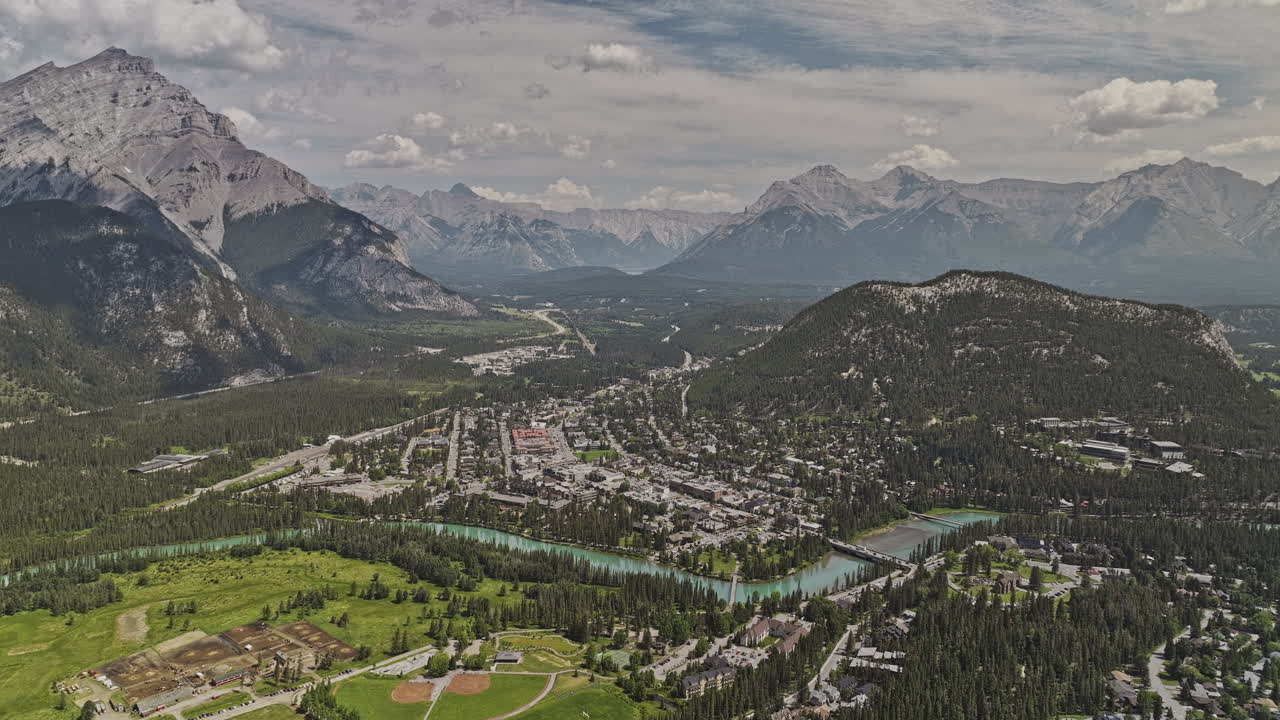 banff ab canada aerial v41 drone flyover valle boscoso capturando municipios montañosos y áreas residenciales rodeadas de paisajes montañosos en verano - filmado con mavic 3 pro cine - julio 2023