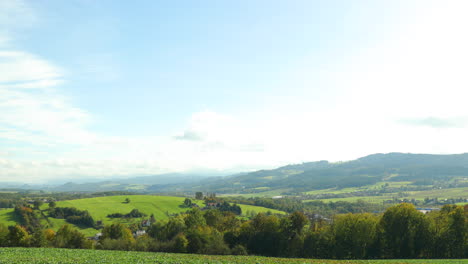 La-Vista-Panorámica-En-Beskid-Es-Un-Fondo-De-Colinas-Altas-Debajo-De-Ellos,-Cuarteles-Y-Vista-Del-Paisaje-Natural-Con-Nubes-En-Movimiento-En-El-Cielo-Durante-Un-Día-Soleado-Capturado-En-4k-60fps