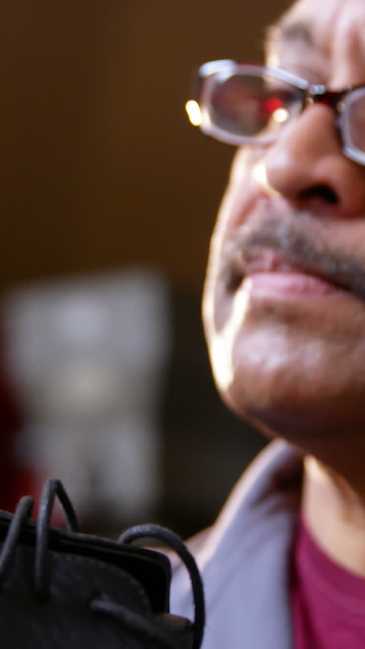 zapatero reparando un zapato