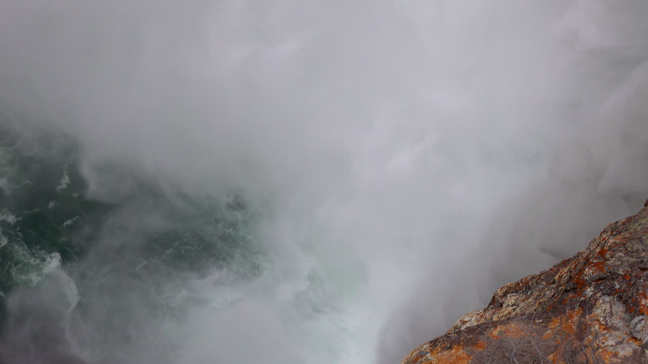 acerque el penacho de niebla en la base de las cataratas superiores del río yellowstone