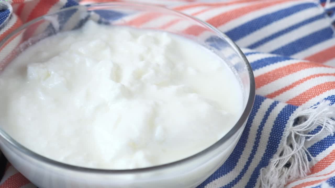 Frisk hjemmelavet yoghurt i en glasskål