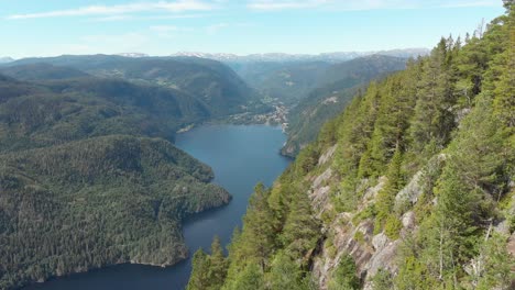 Pequeño-Pueblo-Noruego-De-Dalen-Revelado-Detrás-De-Las-Montañas-De-Las-Tierras-Altas,-Vista-Aérea