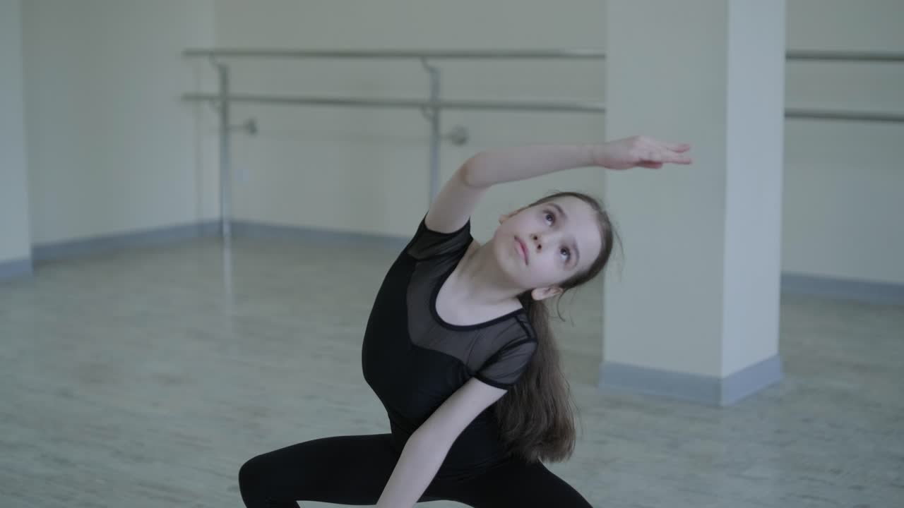 스튜디오 레슨에서 젊은 발레 소녀. 훈련 공연. 스트레칭 운동 포즈. 발레리나 연습 균형 기법. 고전적 우아한 피트니스.