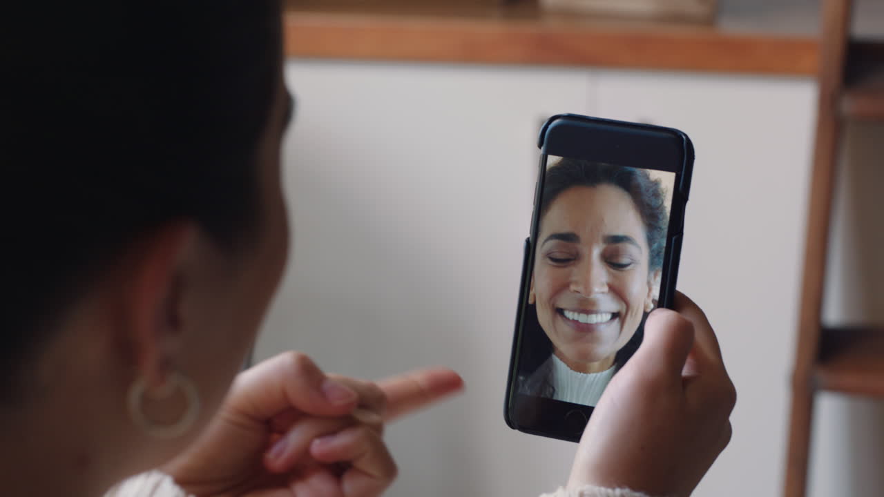 mujer joven teniendo video chat usando teléfono inteligente en casa hablando con un amigo disfrutando de la conversación compartiendo estilo de vida en el teléfono móvil