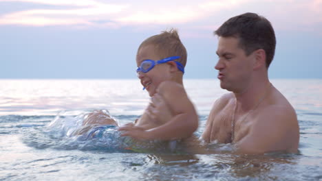 Vater-Und-Kleiner-Sohn-Haben-Wasserspaß