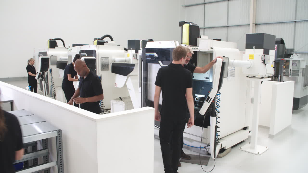 cnc 기계 및 운영자와 함께 바쁜 엔지니어링 워크