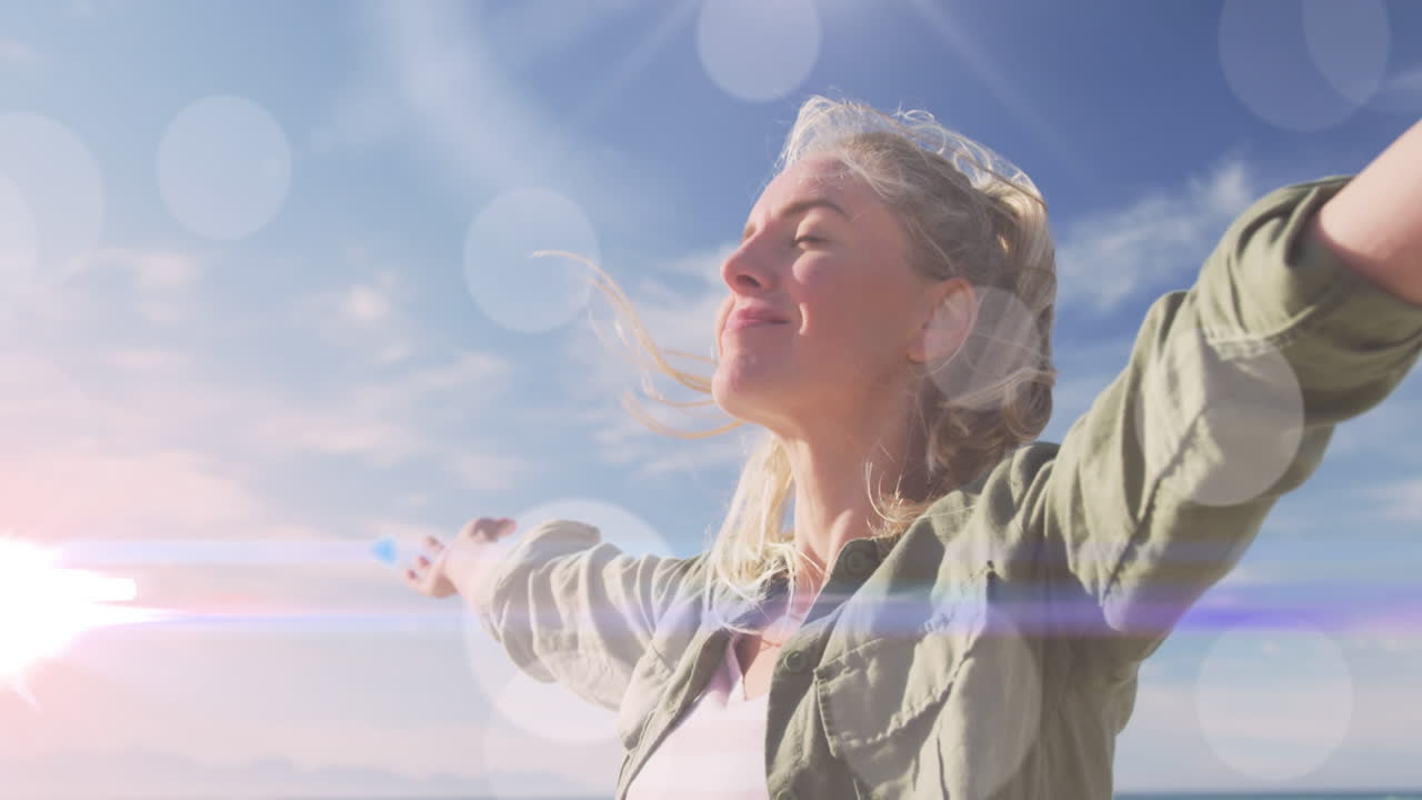 팔을 펴고 있는 백인 여성 위에 있는 빛의 반점들의 애니메이션
