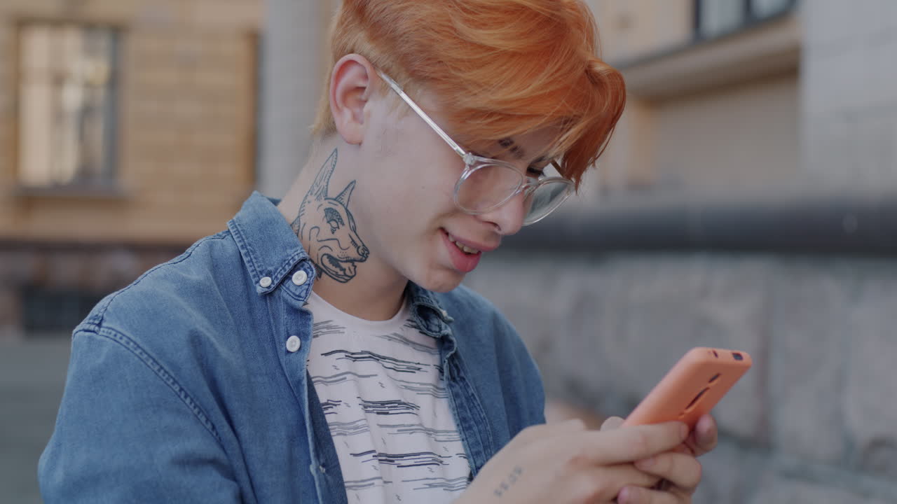 joven usando un teléfono inteligente al aire libre