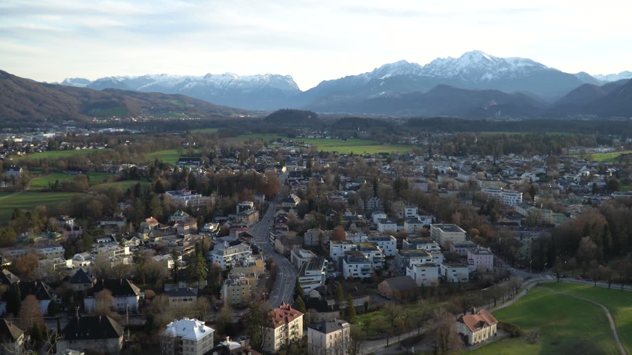 amplio zoom aéreo sobre los pintorescos alpes de salzburgo, austria