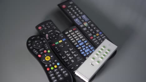 varios controles remotos en una bandeja de mesa de derecha a izquierda