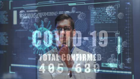 animación del texto de covid-19, células del virus, interfaz digital sobre el médico masculino
