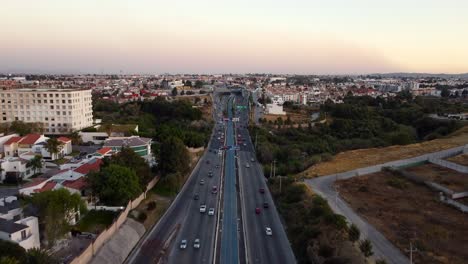 Toma-Aérea-De-Pájaro-De-Una-Concurrida-Carretera-En-La-Ciudad-De-Puebla-Al-Atardecer