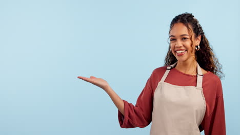 mujer de estudio, barista feliz