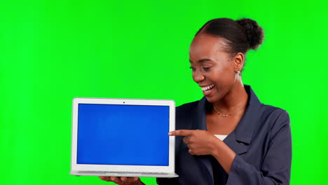 Mujer-Negra,-Computadora-Portátil-Y-Apuntando-A-Maqueta-Verde