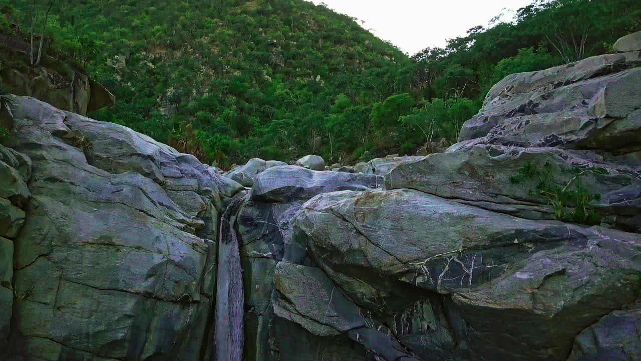 volando por encima de una hermosa cascada en el bosque