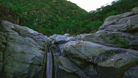 Fliegen-über-Einem-Wunderschönen-Wasserfall-In-Den-Wald