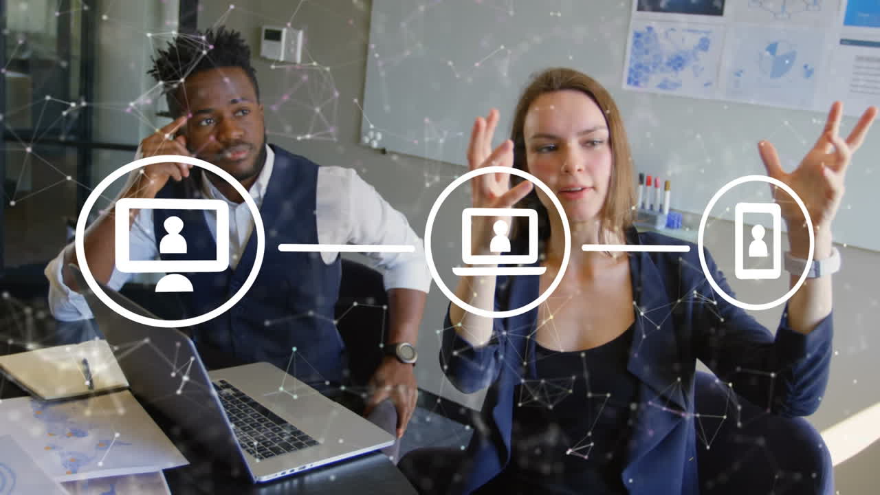 animación de iconos, conexiones y procesamiento de datos sobre diversas personas de negocios en la oficina