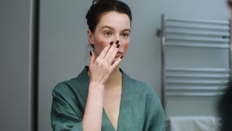 mujer en el baño