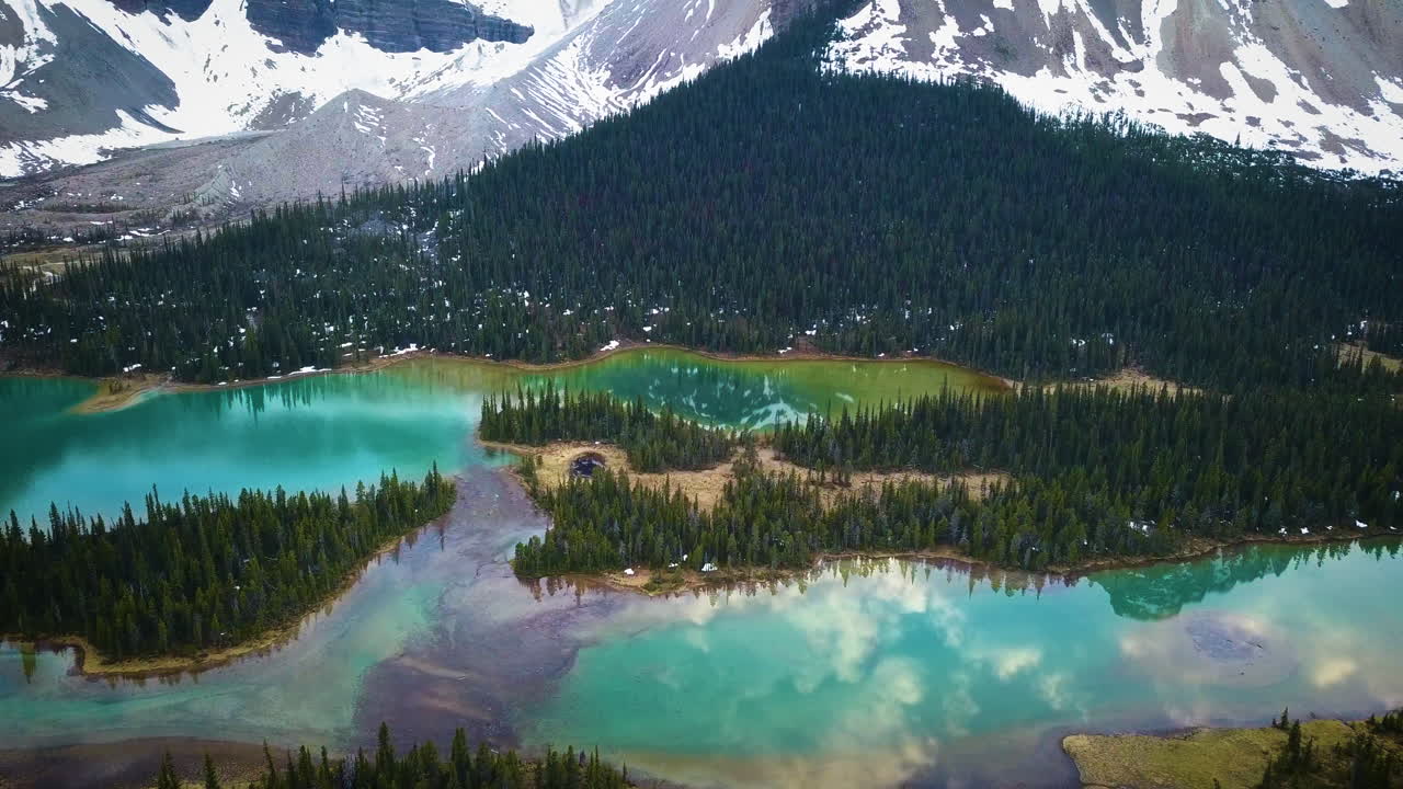 hermosos lechos de río azul en una cordillera