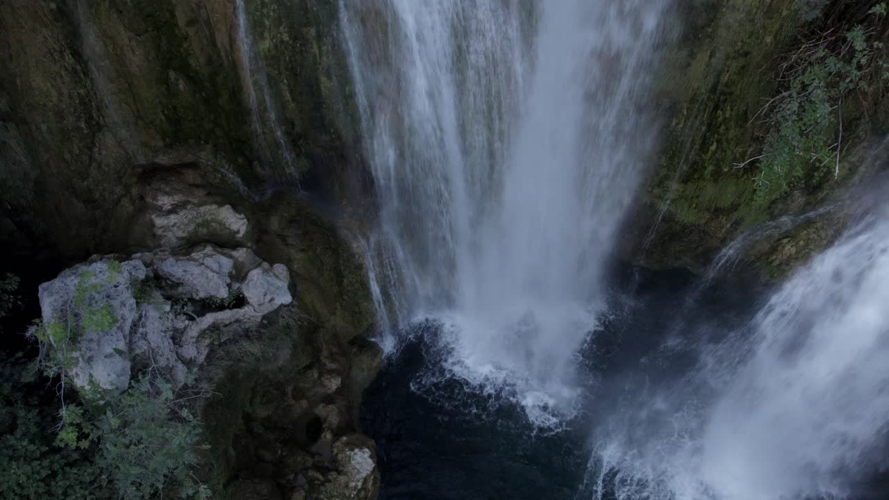 video de drones de un avión grúa con ascenso sobre la cascada manojlovac en el río krka en croacia que termina con el horizonte en la montaña