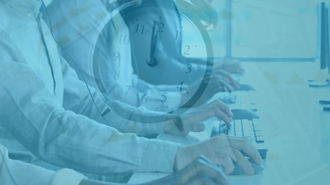 애니메이션 멀티 민족 콜 센터 팀은 시계에 맞서 기술로 일합니다.